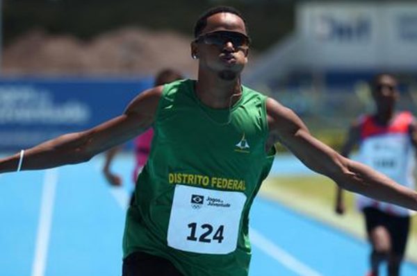 Vinícius Galeno foi atrás do treinador para ser campeão dos 400m