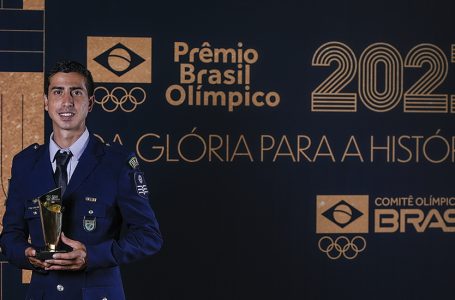 Caio Bonfim recebe o troféu de melhor do atletismo brasileiro em 2023