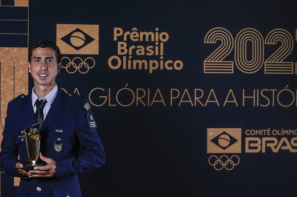 Caio Bonfim recebe o troféu de melhor do atletismo brasileiro em 2023