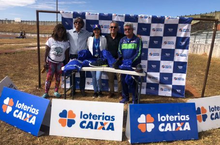 Entregando Uniformes para os Atletas do Caso Olímpico de Sucesso.