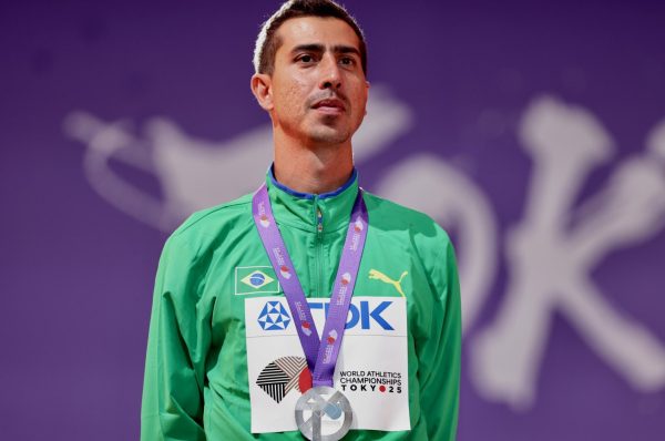 Caio Bonfim recebe a medalha de prata dos 35 km da marcha atlética do Mundial de Tóquio